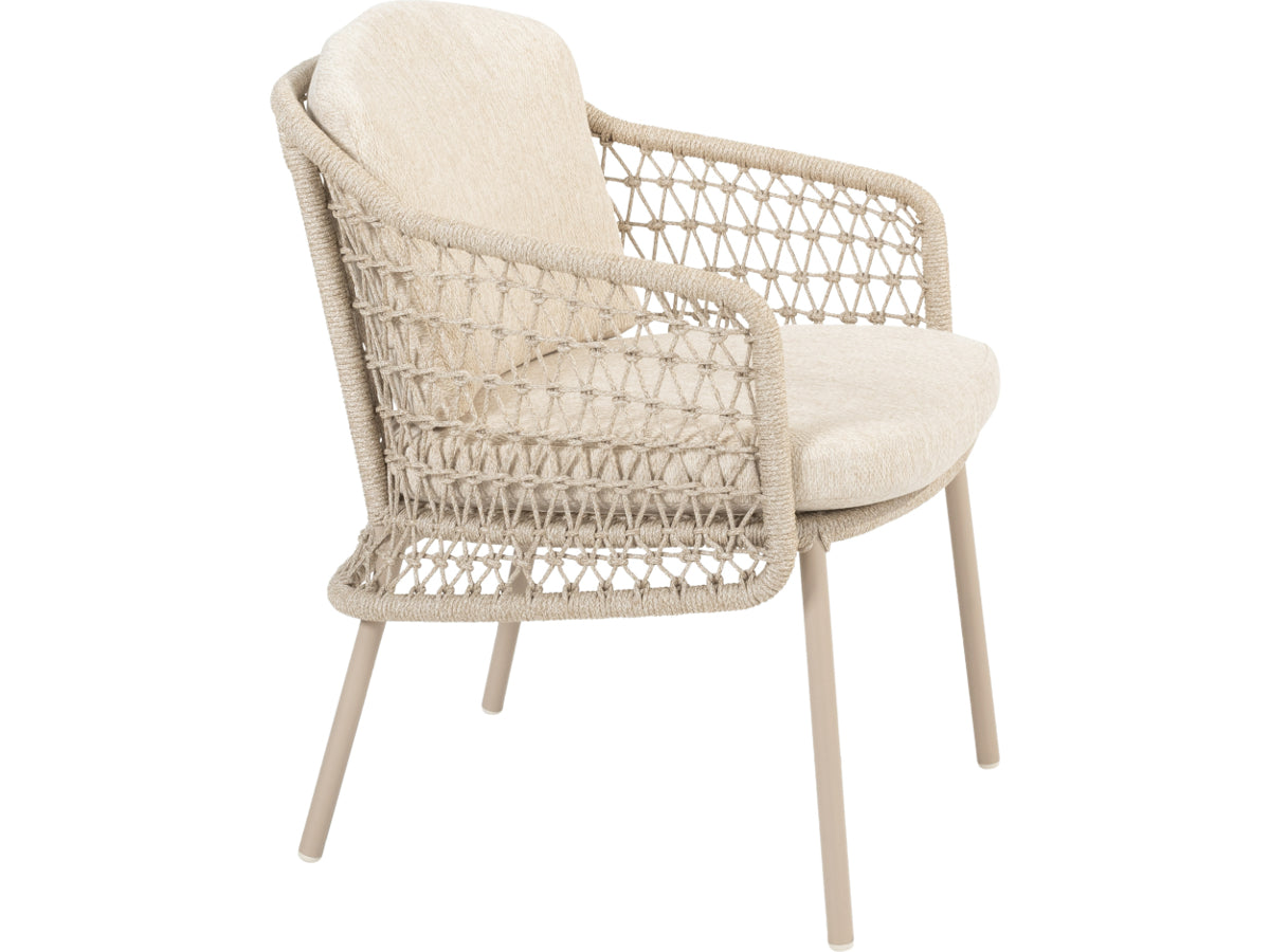 Puccini tuinstoel van 4 Seasons Outdoor van opzij en voren, met licht open vlechtwerk en beige kussens.