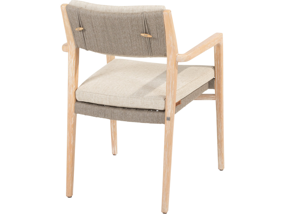 Julia tuinstoel van 4 Seasons Outdoor van achteren, met licht houten frame, geweven rugleuning en licht zitkussen.