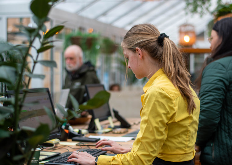 Mitarbeiterin des Kundenservice bei der Arbeit