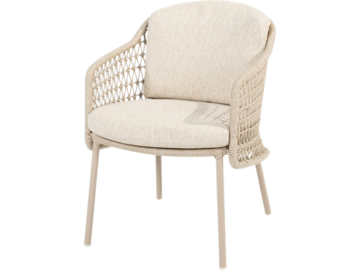 Puccini tuinstoel van 4 Seasons Outdoor schuin van voren, met licht open vlechtwerk en beige kussens.