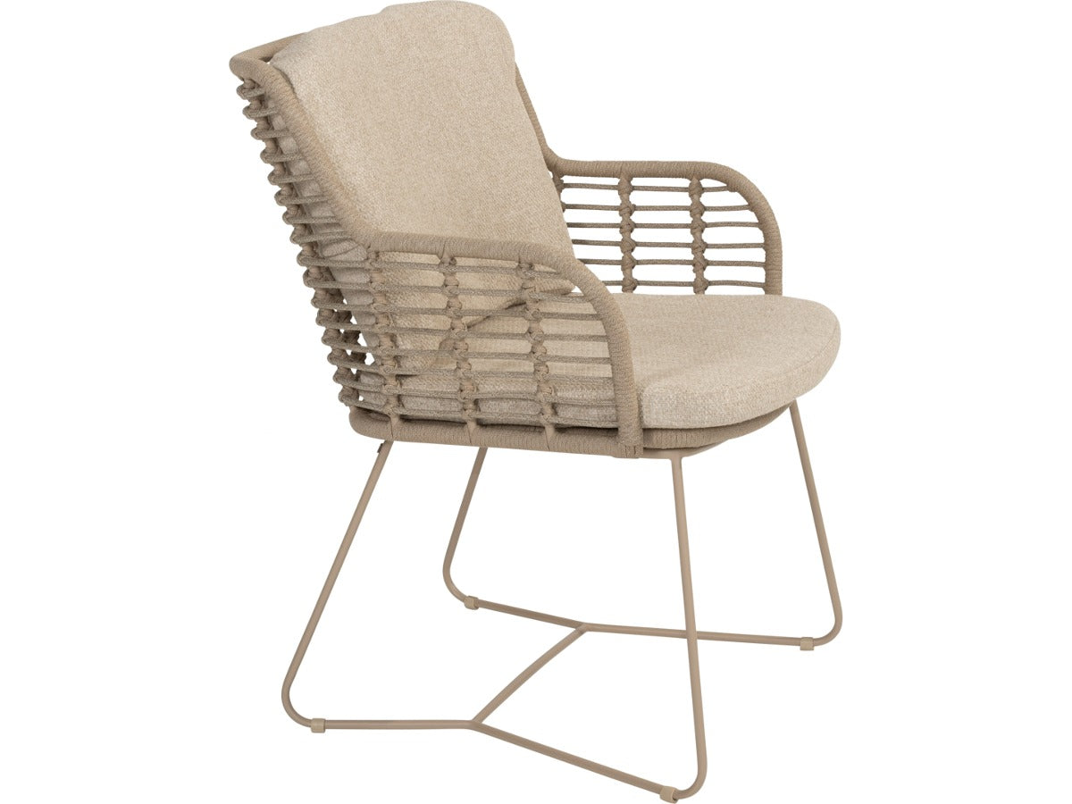Fabrice tuinstoel van 4 Seasons Outdoor in Latte, van opzij, met gevlochten rug, beige kussens en sledepoten.