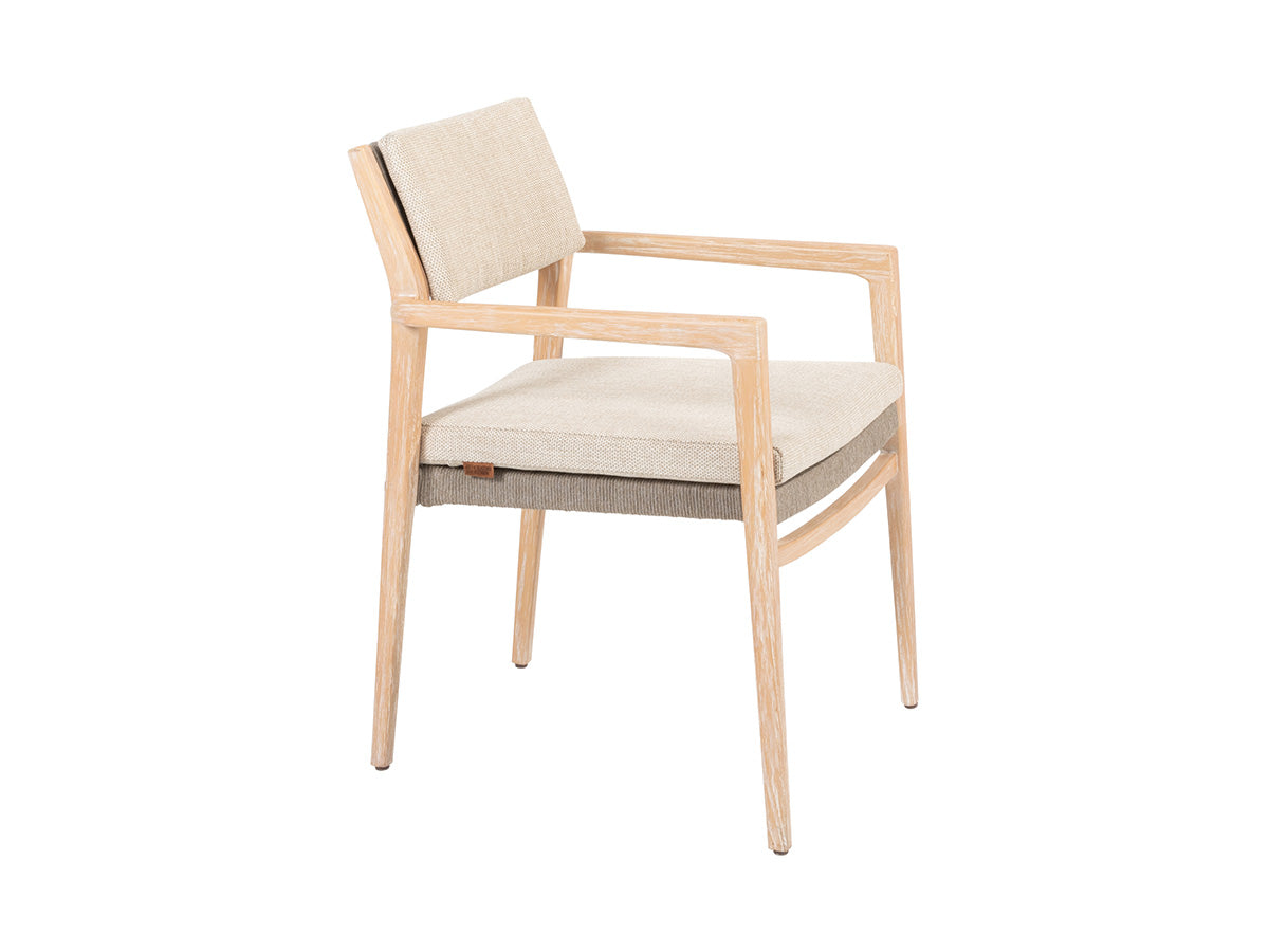 Julia tuinstoel van 4 Seasons Outdoor schuin van voren, met licht houten frame, rechte armleuningen en beige bekleding.