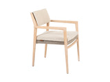 Julia tuinstoel van 4 Seasons Outdoor schuin van voren, met licht houten frame, rechte armleuningen en beige bekleding.