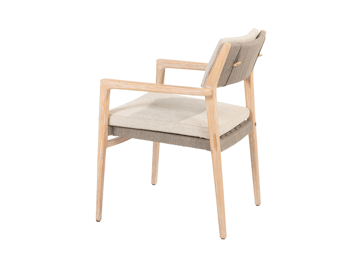 Julia tuinstoel van 4 Seasons Outdoor van opzij, met licht houten armleuningen en beige zit- en rugbekleding.