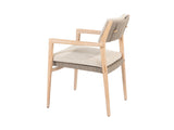Julia tuinstoel van 4 Seasons Outdoor van opzij, met licht houten armleuningen en beige zit- en rugbekleding.