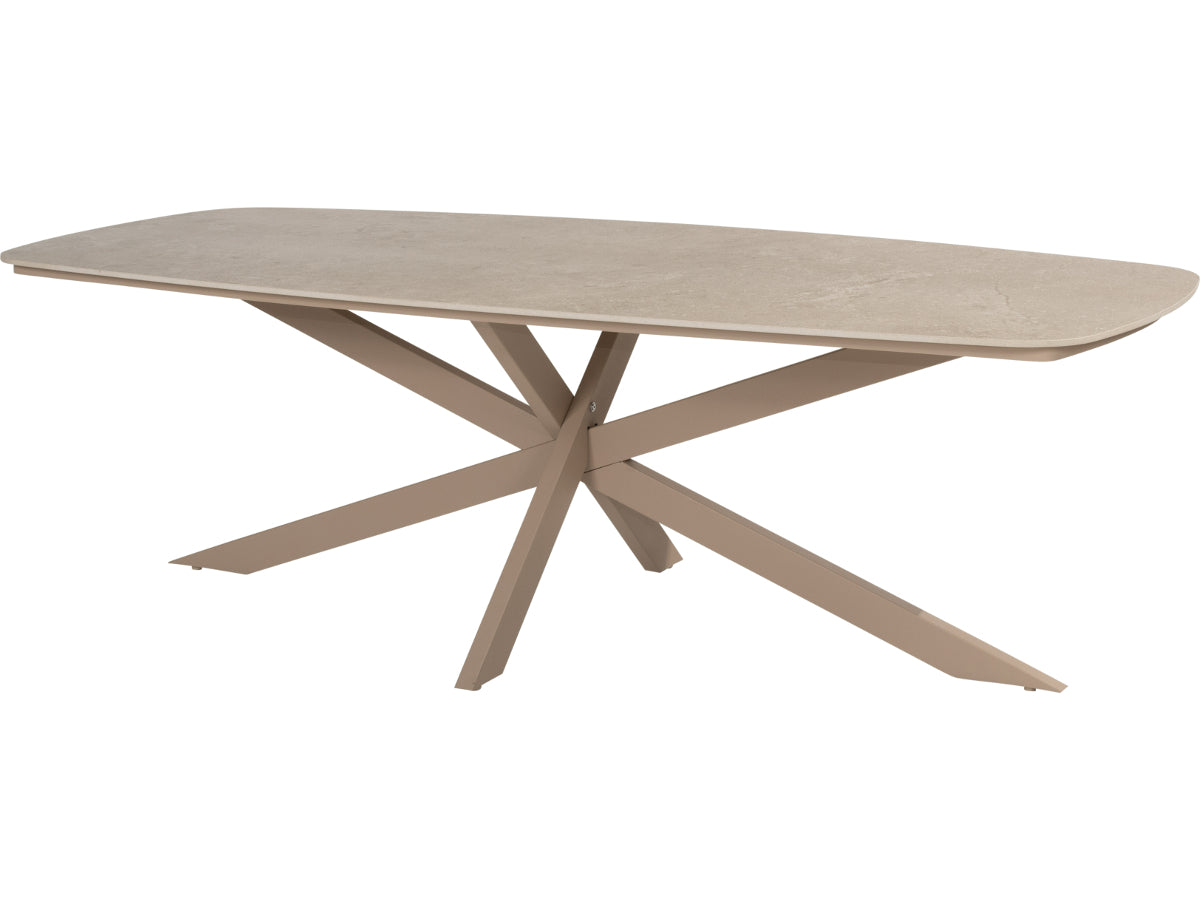 Tuintafel uit de Fabrice tuinset van 4 Seasons Outdoor, met afgerond licht tafelblad en taupekleurig stervormig onderstel.