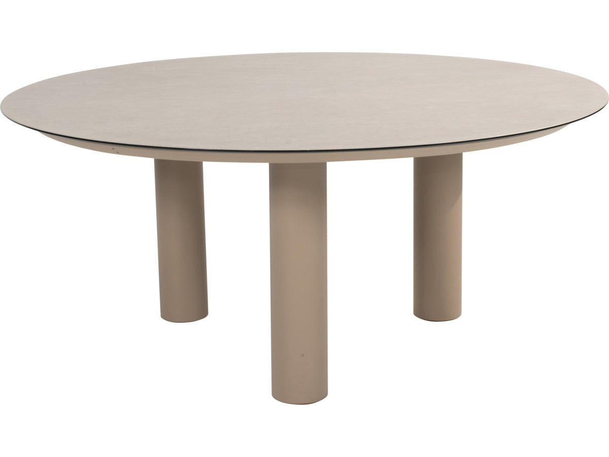 Ronde taupekleurige tuintafel uit de Puccini tuinset van 4 Seasons Outdoor, met drie brede cilindervormige poten.