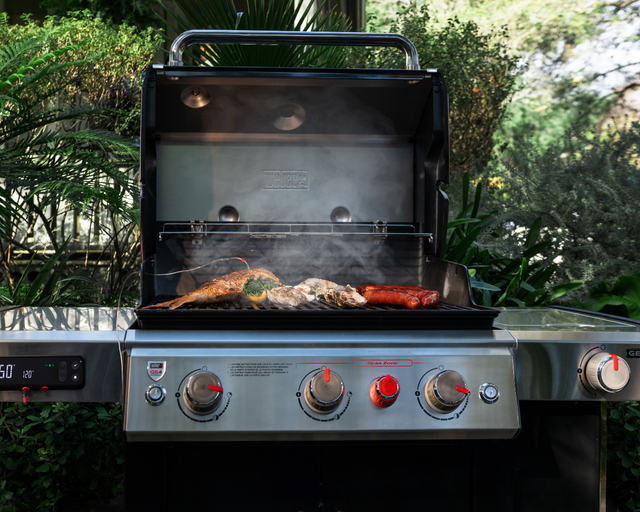Grill mit geöffnetem Deckel im Ausstellungsraum