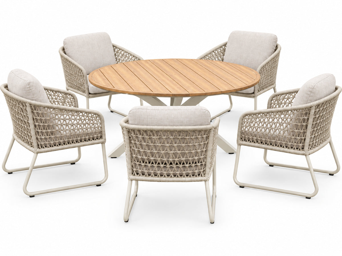 YOI Bara low diningset met ronde houten tafel en vijf lichte gevlochten stoelen met zit- en rugkussens.