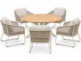 YOI Bara low diningset met ronde houten tafel en vijf lichte gevlochten stoelen met zit- en rugkussens.