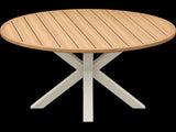 Ronde tafel van de YOI Bara low diningset met houten lattenblad en licht kruisonderstel.