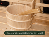 Houten opgietemmer met lepel op de saunabank van de Fonteyn Retreat 150.