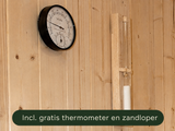 Ronde thermometer en houten zandloper aan de binnenwand van de Fonteyn Retreat 150 buitensauna.