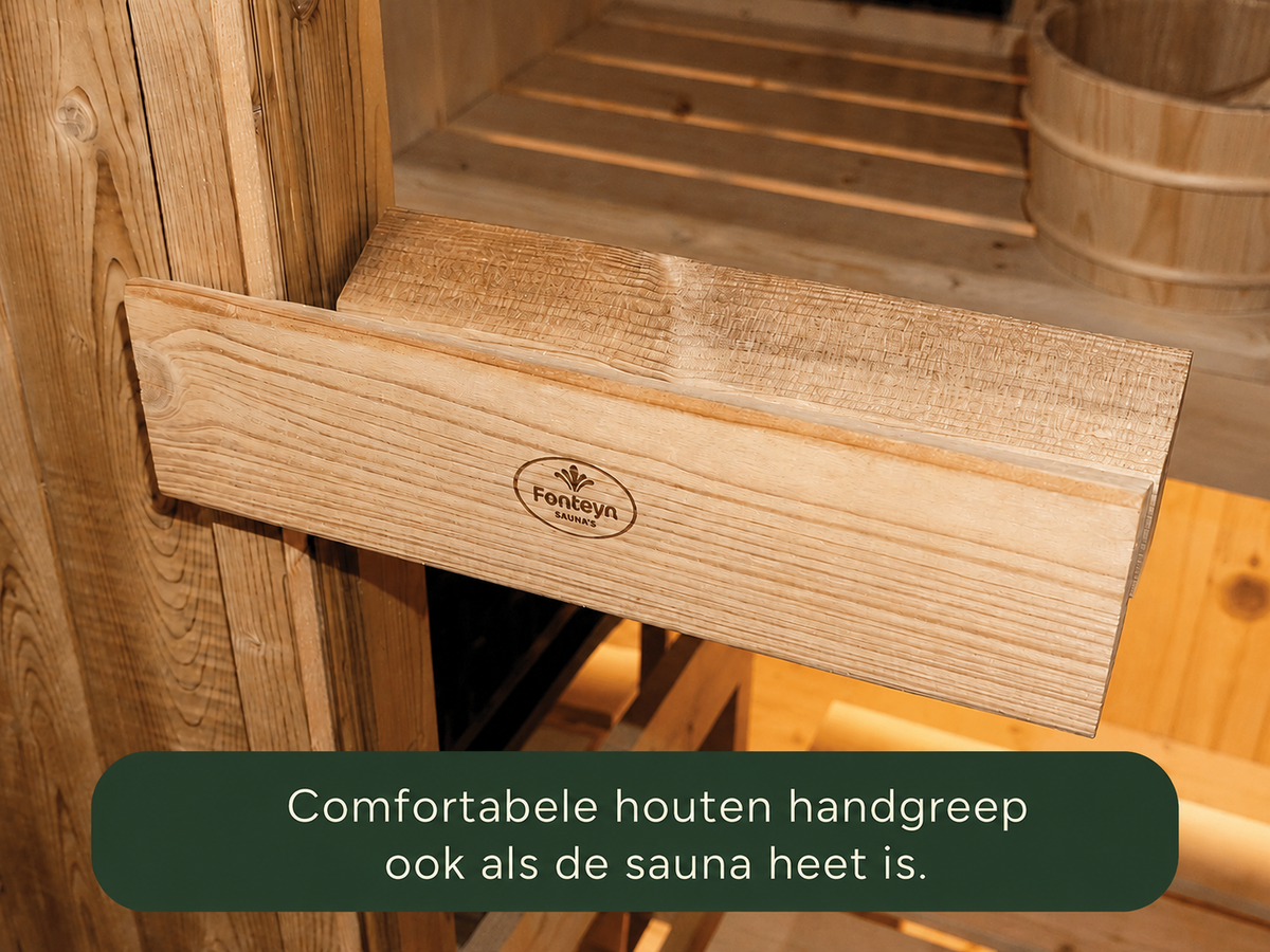 Detail van de brede houten deurgreep van de Fonteyn Retreat 150 buitensauna.