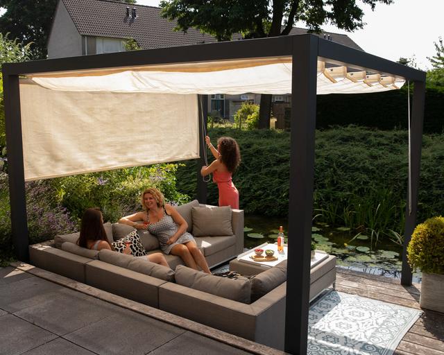 Terrassenüberdachung mit Gartenmöbeln