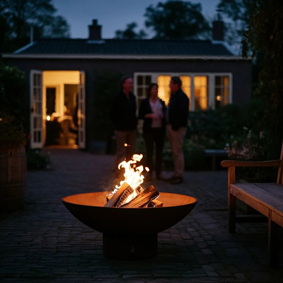 Garten mit Feuerkorb und Stimmungsbeleuchtung am Abend bei Fonteyn