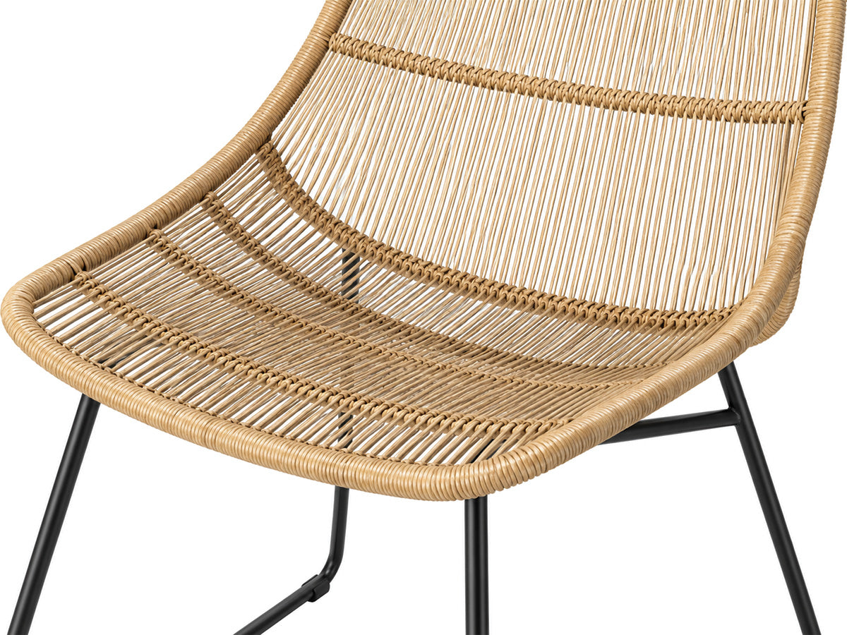Detail van de Stef loungestoel van Max & Luuk, met naturel koordzitting, gebogen rugleuning en zwart onderstel.