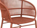 Detail van de Kane tuinstoel van Max & Luuk in Coral, met roestrood koordwerk rond de rug, armleuningen en zitting.