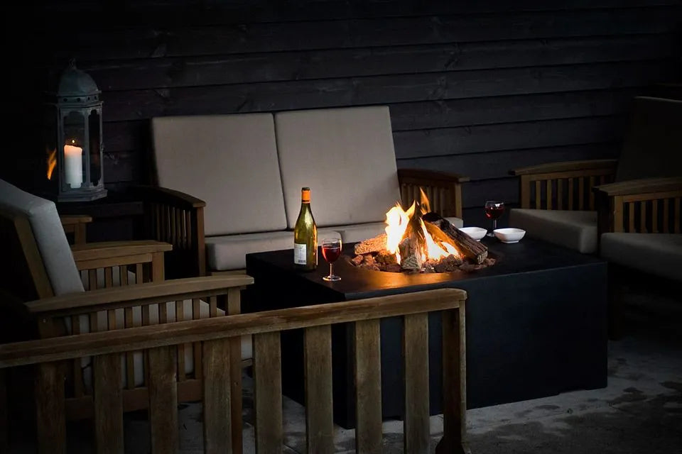 Feuertisch mit Loungebank bei einem Haus auf De Eikensingel